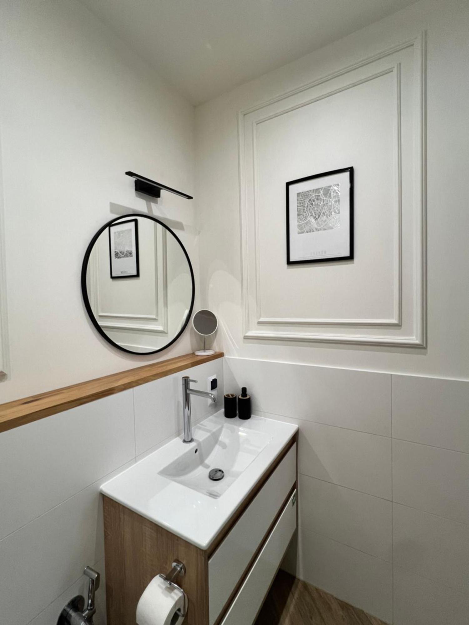 Atrium - Old Town Luxury Apartments - By Upstairs Cracóvia Exterior foto